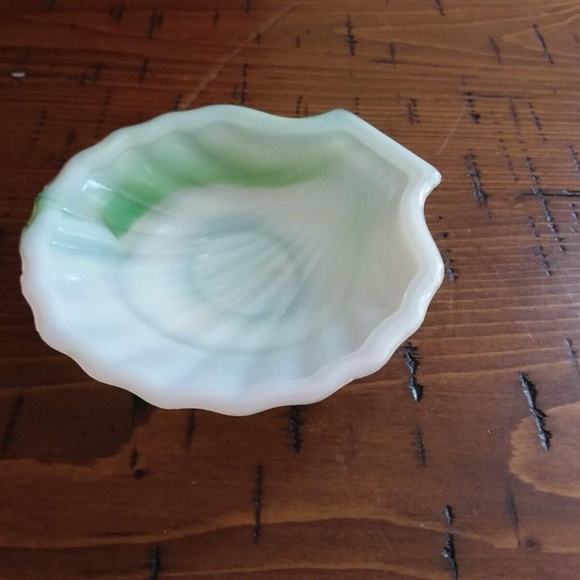 Vintage Akro Agate  Seashell Shape  Dish ￼Green Ombre Ashtray, Jewelry Holder - Picture 2 of 8